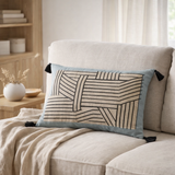 Coussin brodé Kori Ciel 40 x 65 en situation