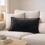 Coussin uni Fara Caviar 40 x 65 en situation