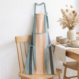 Tablier de cuisine recyclé Yuna avec poche Azur 72 x 85 en situation