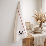 Torchon Nid d'abeilles Cigogne Envol Strasbourg Blanc/Rouge 50 x 70 en situation