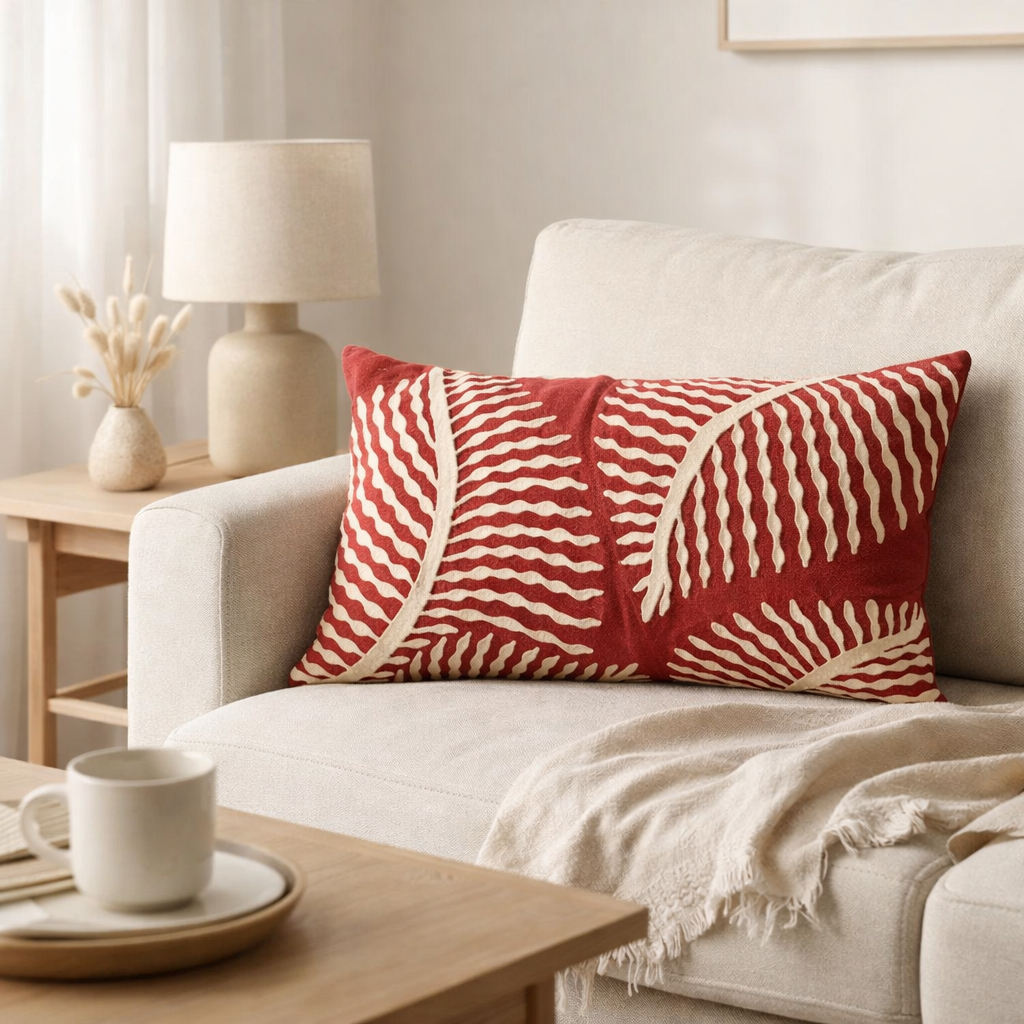 Coussin brodé Flora Papaye 40 x 65 en situation