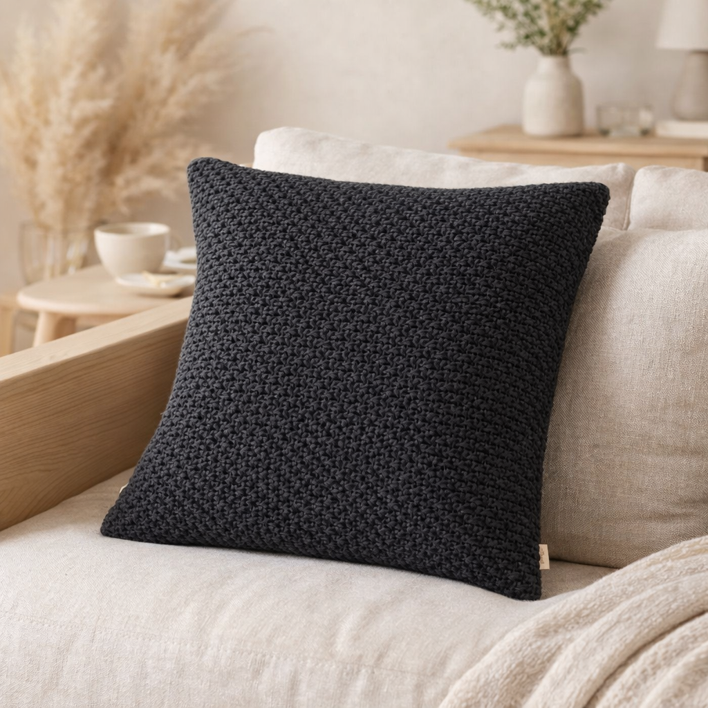 Coussin recyclé Maia Caviar 45 x 45 en situation
