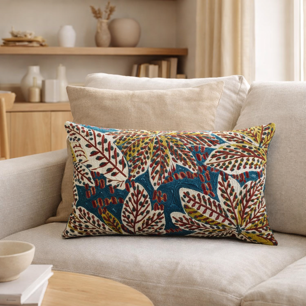 Coussin brodé Ariane Pétrole 30 x 50 en situation