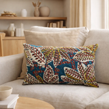 Coussin brodé Ariane Pétrole 30 x 50 en situation