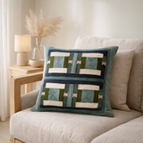 Coussin brodé Taho Vert de gris 45 x 45 en situation