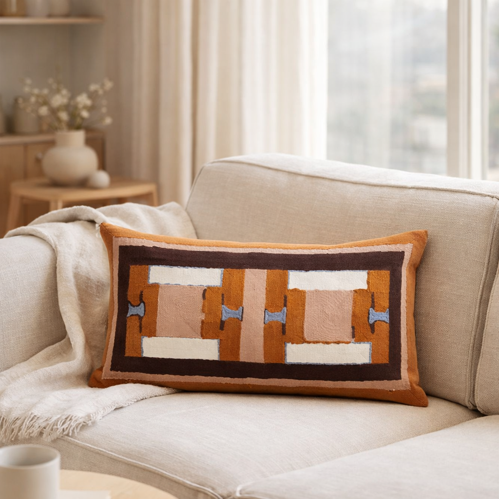 Coussin brodé Taho Cuivre 30 x 50 en situation