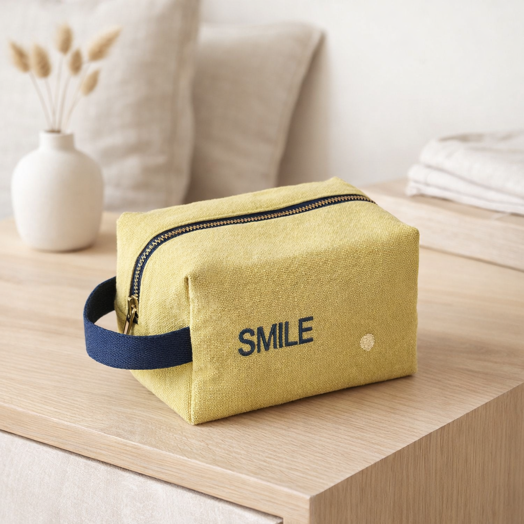 Trousse cube Smile Ananas 10 x 16 x 10 en situation