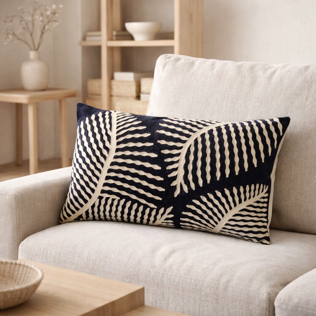 Coussin brodé Flora Marine 40 x 65 en situation