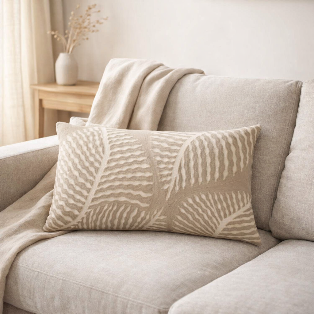 Coussin brodé Flora Galet 40 x 65 en situation