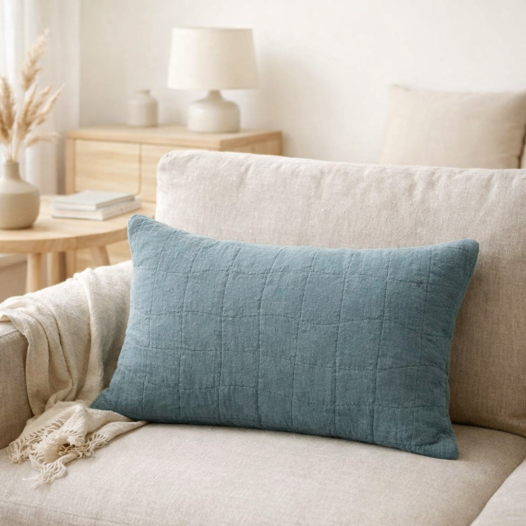 Coussin recyclé Titou Acier 30 x 50 en situation
