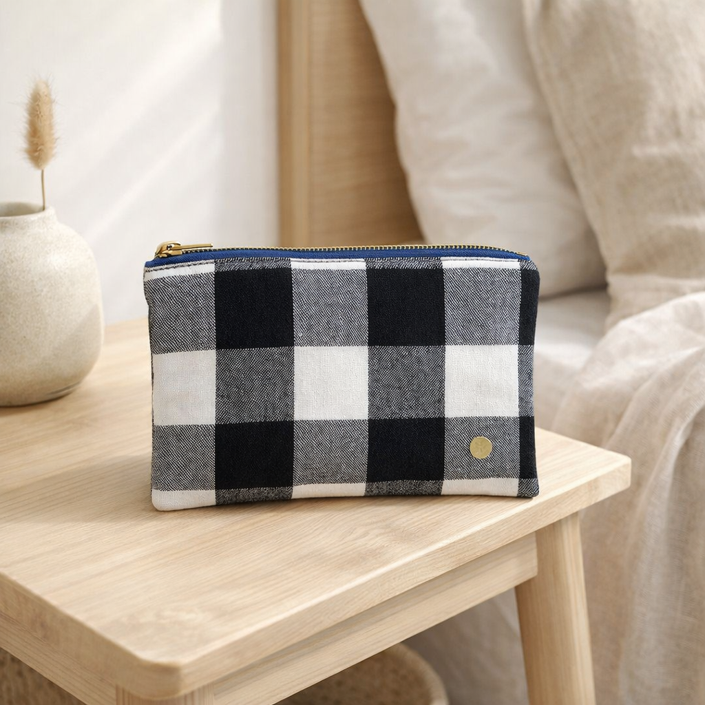 Pochette Max Caviar Bleu Mécano M en situation
