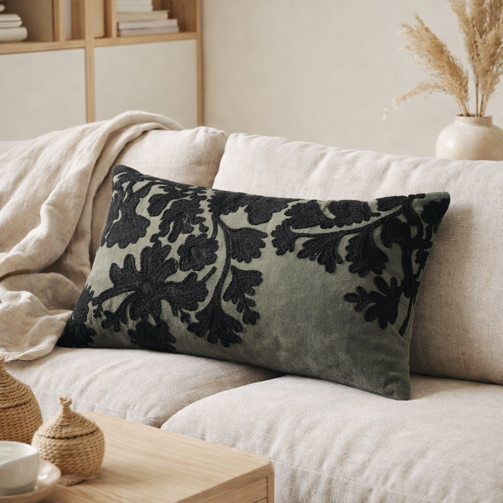 Coussin Rosalie brodé Thym 30 x 50 en situation