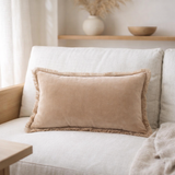 Coussin uni Fara Latte 30 x 50 en situation