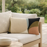Coussin Leana outdoor Moka 30 x 50 en situation