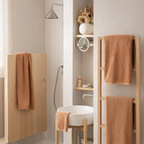 Serviette de toilette Bora Cannelle 50 x 100 en situation