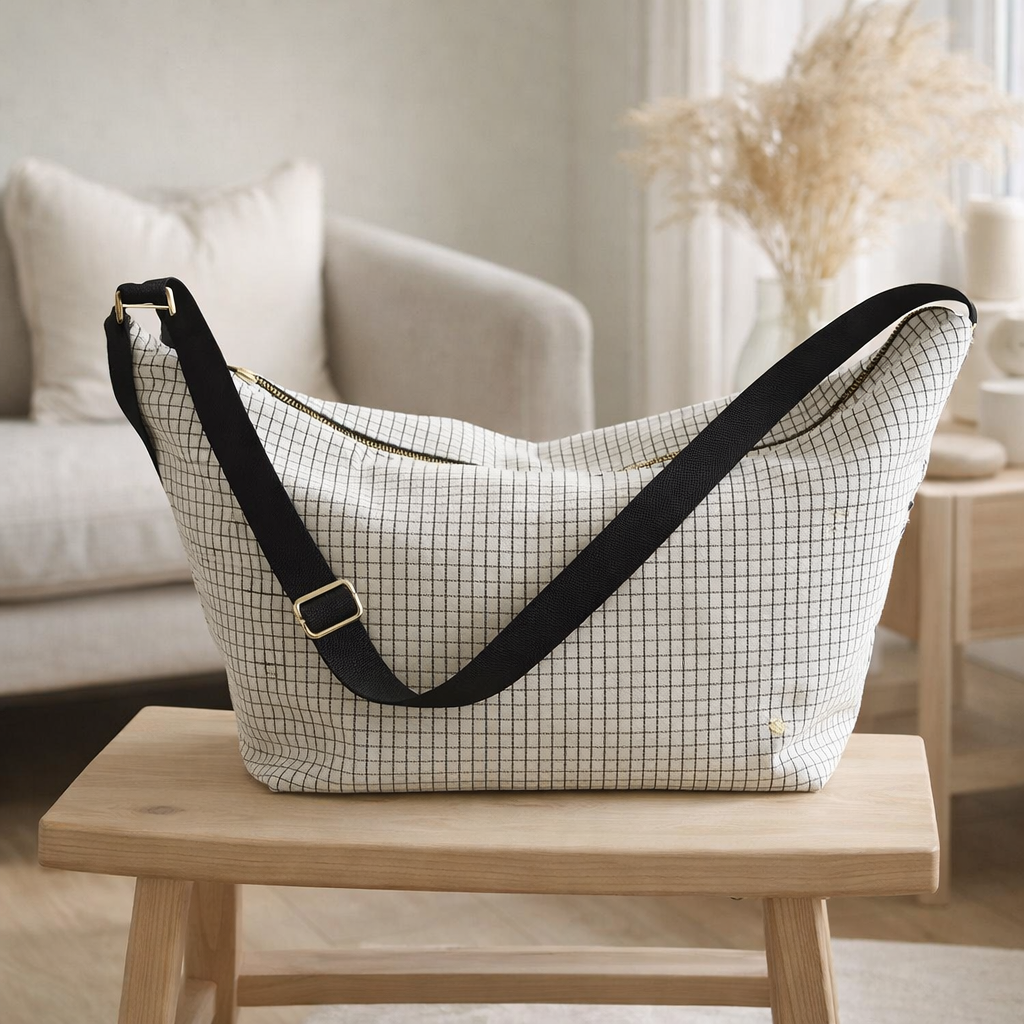 Sac demi-lune Gustave Caviar 53 x 28 x 12 en situation