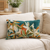 Coussin brodé Alina Pétrole 30 x 50 en situation
