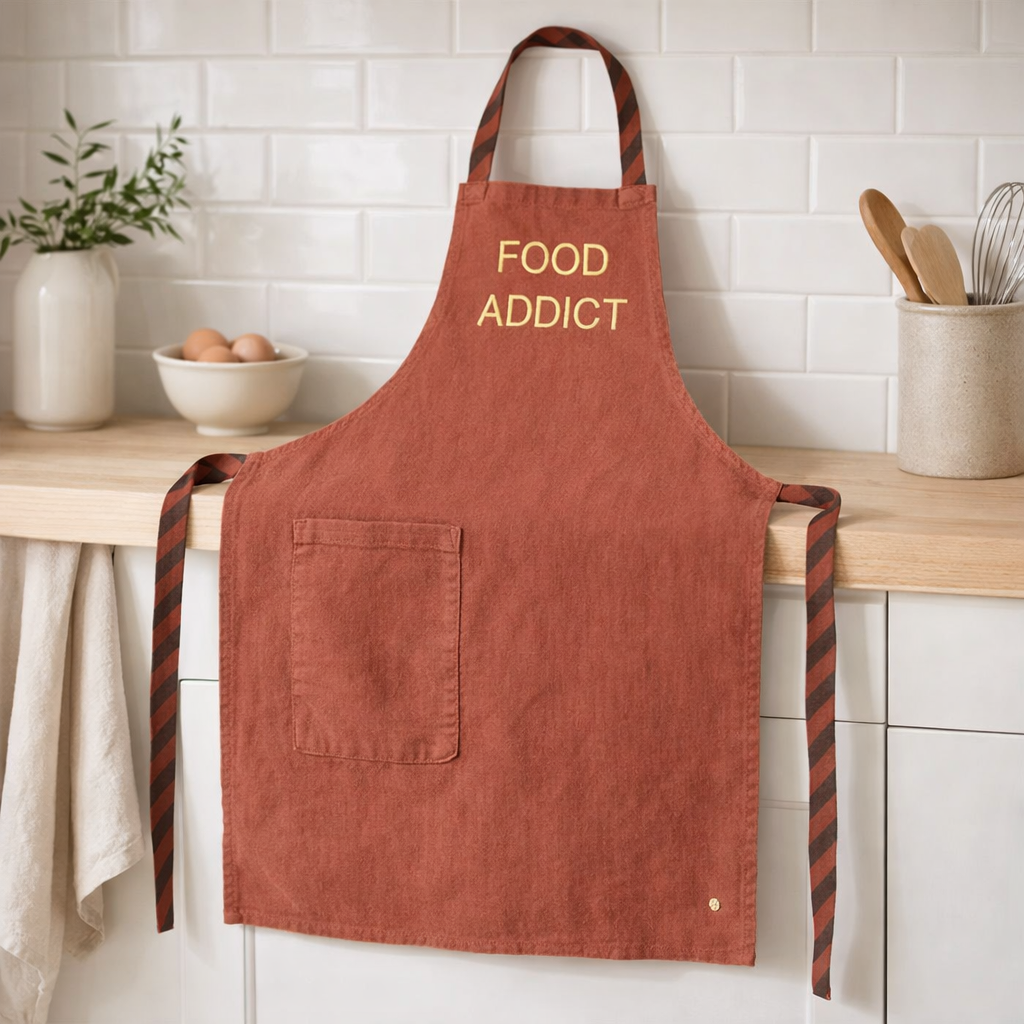 Tablier de cuisine enfant Marcel Food Rhubarbe 65 x 50 en situation