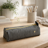 Trousse de bureau Basile Caviar 6 x 20 x 6 en situation