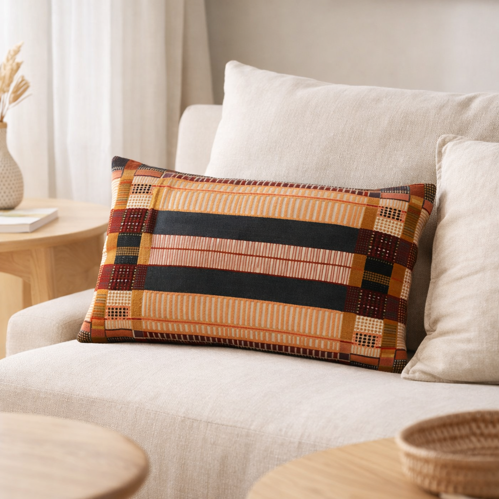 Coussin brodé Kaël Multico 30 x 50 en situation