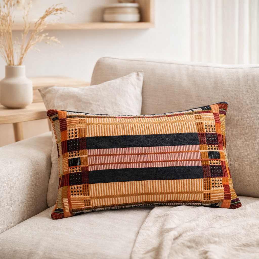 Coussin brodé Kaël Multico 30 x 50 en situation