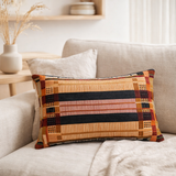 Coussin brodé Kaël Multico 30 x 50 en situation