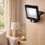 LED LEIL RADIA 30W avec capteur, en métal et verre en noir, avec LED intégrée en situation