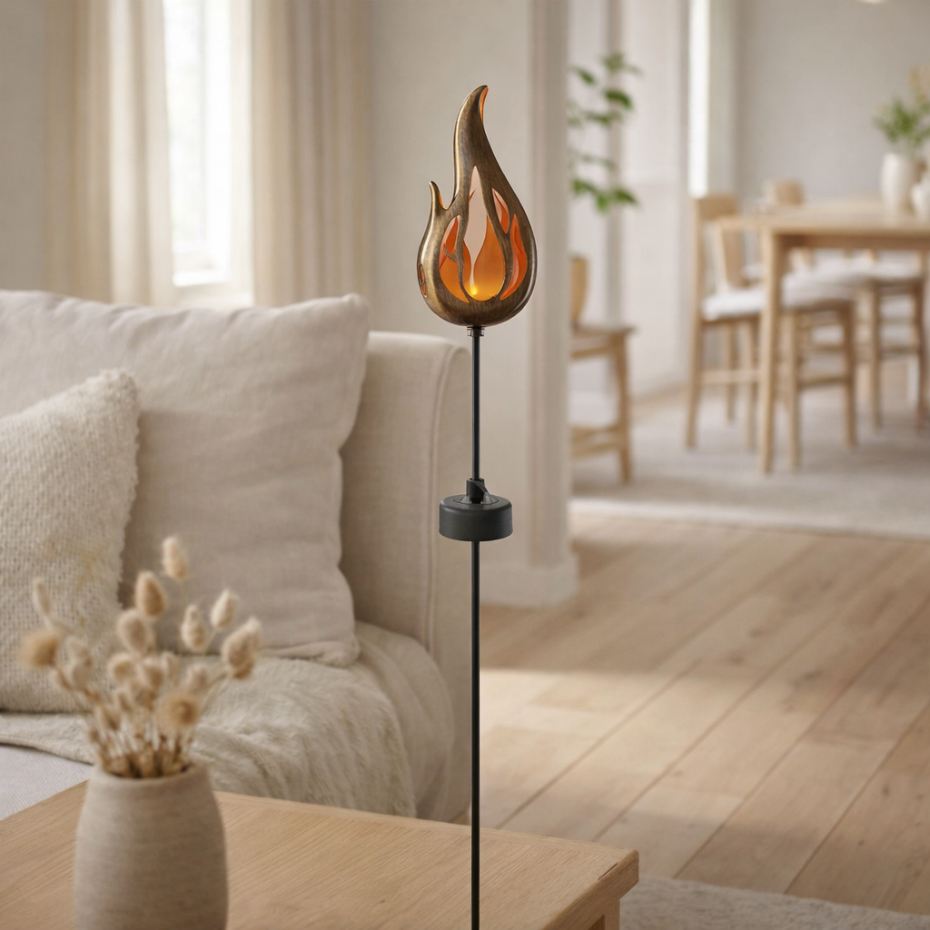 Brochette solaire de terre solaire Flame à l'extérieur de la brochette au sol en métal et plastique de couleur bronze, avec LED intégrée en situation