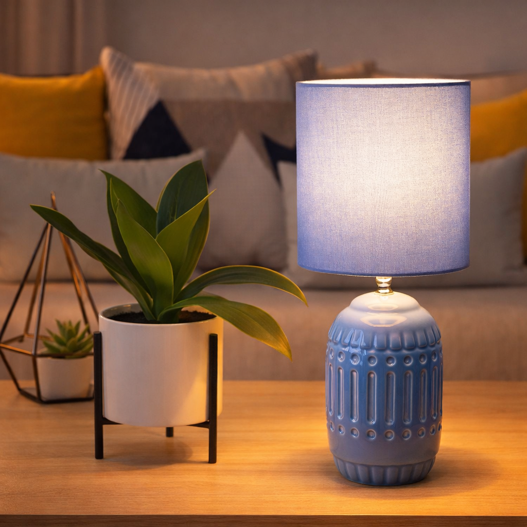 Lampe à table en céramique Erida, lampe de table en céramique, bleu clair, avec socket E14, pour salle à manger, salon, couloir ou bureau, lampe à l'intérieur en situation