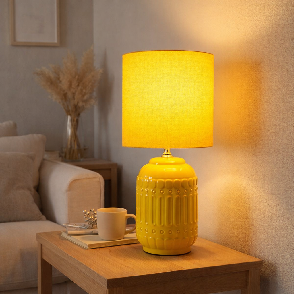 Lampe de table en céramique Erida, lampe de table en céramique, jaune, avec version E14, pour salle à manger, salon, couloir ou bureau, lumière de table à l'intérieur en situation