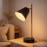 La lampe de table Triton en métal noir et en laiton mesure 42,5 cm de haut, a une version E14 et est idéale pour le salon, le couloir, le bureau ou le dessert en situation