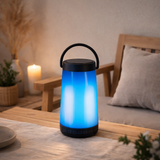Lumière de table LED avec haut-parleur BT Festa pour zone extérieure en plastique noir avec des LED intégrées, 18 cm de haut en situation