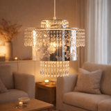 La lampe à pendentif en acrylique fantaisie de lustres modernes en métal et en plastique en chrome, avec version E27 et un Øvon 32 cm en situation
