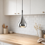 Le style, classique rétro, pendant en métal brillant en chrome avec douille E27, parapluie Ø23 cm, idéal pour la salle à manger, le salon et la cuisine. en situation