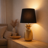 Lampe de table en céramique ananas, lampe de table en céramique avec glaçure de couleur dorée et écran de tissu noir, avec socket E14, pour salle à manger, salon, couloir ou bureau, lampe de table 45 cm de haut en situation