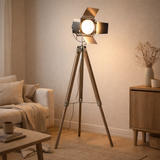 Lampe debout à trois pattes Holly en nature sombre avec une version E27, 100-140 cm de haut, lampe pour le salon, la salle à manger ou le bureau en situation