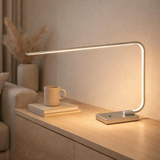 Lampe à table LED robus en métal en chrome, avec LED intégré en situation