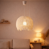 La lampe pendentielle Korb Struwel Ø 40, en rotin blanc, version E27. en situation