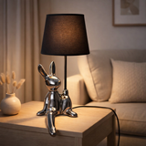 Lampe de table Helge Ø 18 cm, hauteur env. 45 cm, en céramique en noir et argent, des lames de texte noir en situation