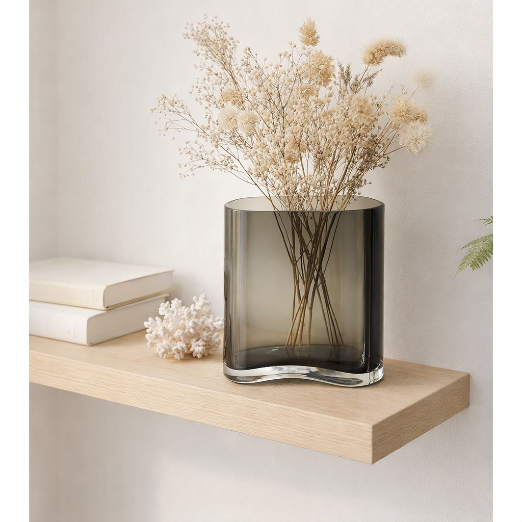 Nouveau vase au design moderne inspiré de CORAL et Aalto, taille moyenne, COR20GR en situation