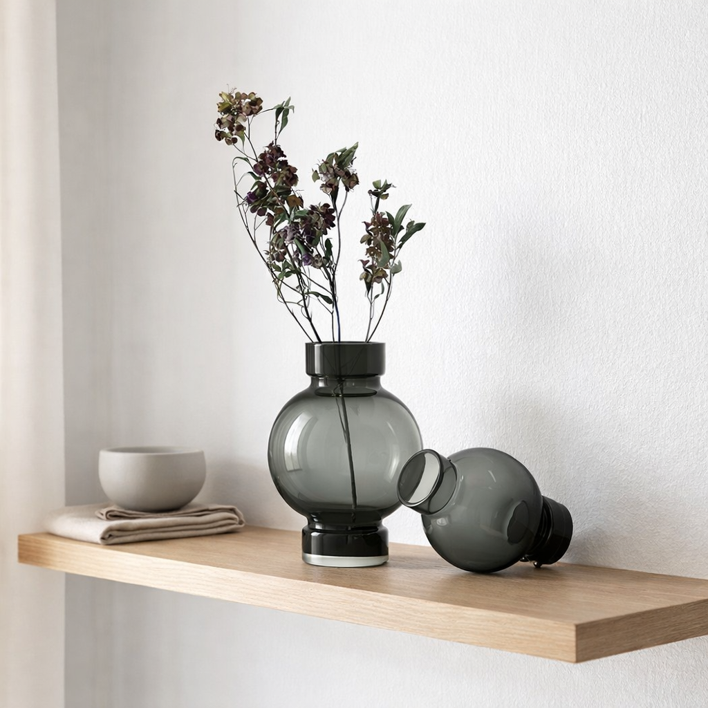 vase de luxe moderne en forme de boule ORURO - verre épaisseur 9 mm en situation