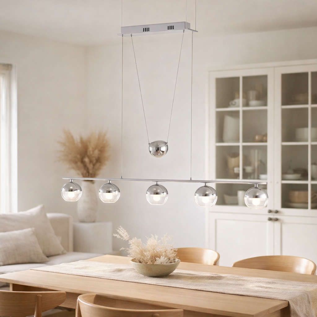 LED en retour pendentif lumineux sphère en métal et en verre en chrome, avec LED intégrée en situation
