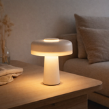 Table sans fil PilU, 16,5 cm de haut, au-dessus de Ø de 15 cm, métal en blanc, plastique blanc, LED intégrée, 280 lumens, dimmable par capteur tactile, blanc chaud en situation