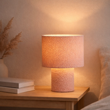 Lampe de table duveteuse avec des lames de texte et du pied en rose, E27, env. 31 cm de haut en situation