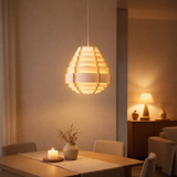 La lampe pendentielle Malmö, lampe suspendue en plastique en beige, socket E27, pour salle à manger, salon, couloir ou bureau, avec un Ø37 cm en situation
