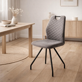 Chaise carlos noir tissu doux galet en situation