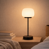 Batterie à LED / lampe de table Pina de 30 cm de haut, en métal (noir) et en verre (blanc), LED intégrés, blanc chaud en situation