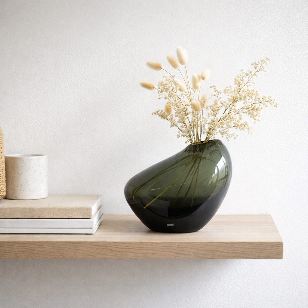 Vase au design innovant, forme organique semblable à un galet, KOOKY21GR en situation