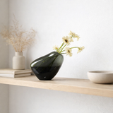 Vase au design innovant, forme organique semblable à un galet, KOOKY21GR en situation