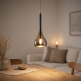 Le pendentif vaso, lampe à indice en métal et en verre fumant en anthracite, socket E27, pour salle à manger, salon, salle ou bureau, avec un Øvon 16 cm en situation